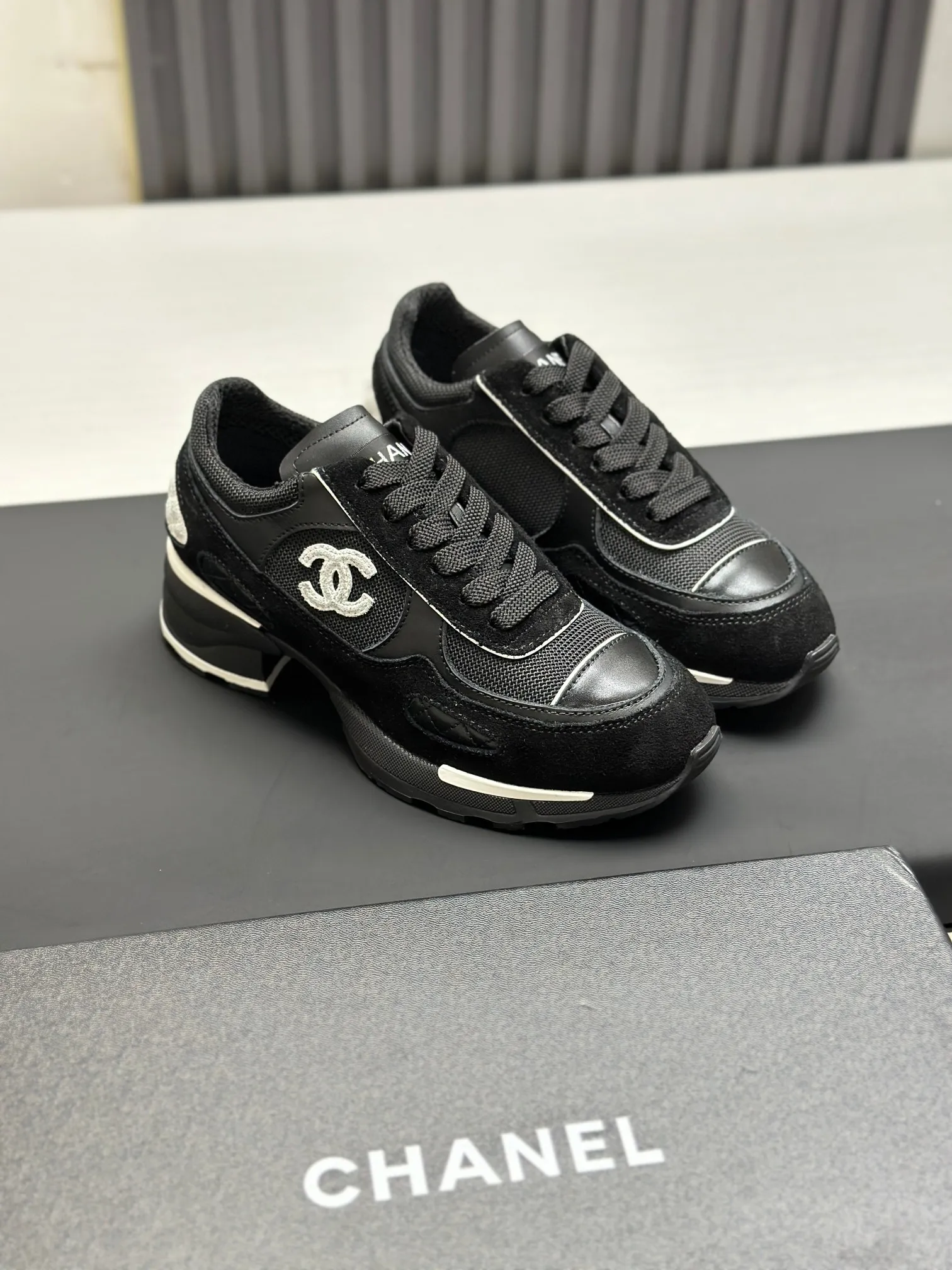 Men's shoes 💰620💰Women's 🚺 Chanel Panda shoes! 2025 counter top casual sports shoes This classic design; the upper is in the style of electric embroidery with various techniques; the outsole is fashionable and sporty; the unusual inclusion of a variety of color matching elements... The diversified mix and match is very good-looking and versatile, and can be used for leisure, fashion, sports, and outdoor... ꫛꫀꪝ Go➫ Materials: ❶Upper made of: original imported first-layer silk cowhide + original waterproof cloth + original first-layer cowhide ❷Inner use: Original Yangli+wang ❸ Outsole based on: Original TPU combination outsole Special counter boutique packaging complete set for women 35–41